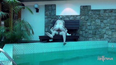Boss lädt Dienstmädchen zum Pool ein, kann aber einem heißen Sex nicht widerstehen
